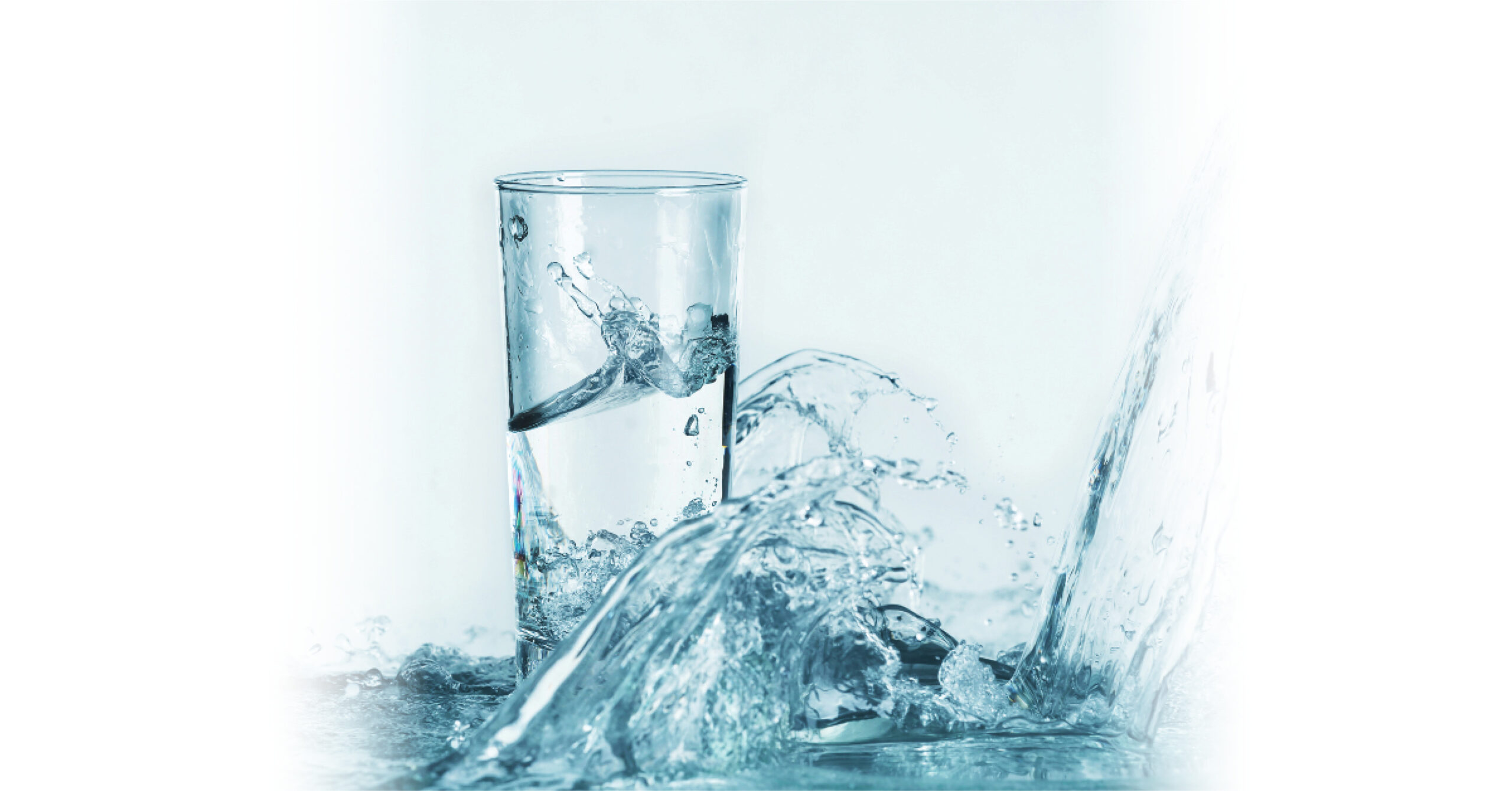 Лить воду на языке интернета. БВА вода дизайнеров. Water is poured in Glass PNG.